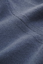 Nahaufnahme des graublauen Colombo Cashmere Rundhalspullover aus reiner Kid Cashmere-Faser, feines Strickmuster, weicher Griff, Slim Fit, Rundhalsausschnitt und Rippbündchen, Detail von schräger Perspektive.