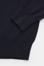 Nahaufnahme des Colombo Cashmere Rundhalspullover navy, Detailfoto von Ärmel und Bund, reiner Kid Cashmere, Slim Fit, weicher Griff.