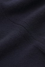 Colombo Cashmere Rundhalspullover navy, Detailaufnahme aus Nahperspektive, reiner Kid Cashmere, feiner Strick, Slim Fit, Rippbündchen, sehr weich.