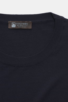 Colombo Rundhalspullover navy, Detailaufnahme von oben, feiner Feinstrick aus reiner Kid Wool, weicher Griff, Rundhalsausschnitt, Regular Fit.