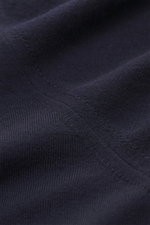 Colombo Rundhalspullover navy Nahaufnahme aus schräger Perspektive, feiner Kid Wool-Strick, weicher Griff, Regular Fit, Rundhals, Rippbündchen, reine Wolle.
