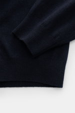 Close-up top-down view of the Aida Barni Cashmere crew neck jumper navy showing ribbed cuffs and fine knit pattern in pure cashmere.

<p>Luxury-class essential: The Italian label AIDA BARNI processes premium cashmere in this timeless crewneck sweater with
