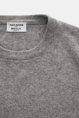 Close-up front view of Aida Barni Cashmere crew neck jumper grey melange showing fine knit pattern, crew neckline, and ribbed cuffs, made from pure cashmere with a very soft feel and regular fit. 

Description: 
<p>Luxury-class essential: The Italian labe