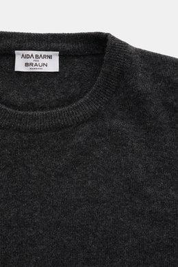 Close-up front view of Aida Barni Cashmere crew neck jumper dark grey melange showing fine knit, ribbed crew neckline, and label.

<p>Luxury-class essential: The Italian label AIDA BARNI processes premium cashmere in this timeless crewneck sweater with a 