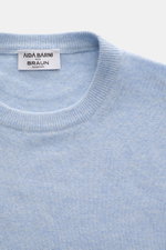 Close-up front view of Aida Barni Cashmere crew neck jumper light blue melange showing crew neckline and fine knit pattern.

<p>Luxury-class essential: The Italian label AIDA BARNI processes premium cashmere in this timeless crewneck sweater with a regula