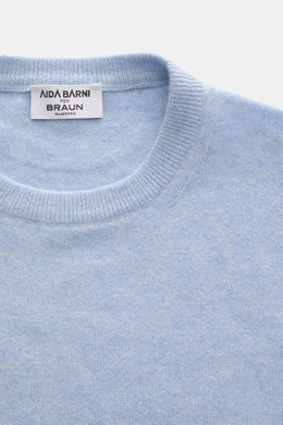 Close-up front view of Aida Barni Cashmere crew neck jumper light blue melange showing crew neckline and fine knit pattern.

<p>Luxury-class essential: The Italian label AIDA BARNI processes premium cashmere in this timeless crewneck sweater with a regula