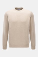 Frontale Nahaufnahme des Aida Barni Cashmere Rundhalspullover sand meliert, reiner Cashmere, weicher Griff, feines Strickbild, Regular Fit, Rundhalsausschnitt und Rippbündchen.