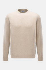 Frontale Nahaufnahme des Aida Barni Cashmere Rundhalspullover sand meliert, reiner Cashmere, weicher Griff, feines Strickbild, Regular Fit, Rundhalsausschnitt und Rippbündchen.