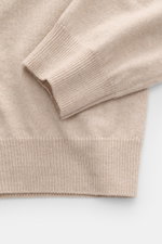 Close-up top view of the Aida Barni Cashmere crew neck jumper sand melange showing fine knit, ribbed cuffs, and regular fit design.

<p>Luxury-class essential: The Italian label AIDA BARNI processes premium cashmere in this timeless crewneck sweater with 