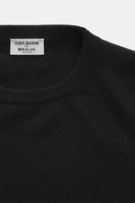 Aida Barni Cashmere Rundhalspullover schwarz, Detailfoto von oben, feines Strickbild, reiner Cashmere, Rundhalsausschnitt, Regular Fit, weicher Griff, Rippbündchen.