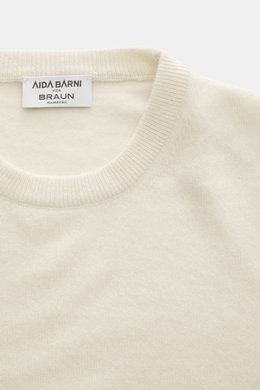 Close-up front view of Aida Barni Cashmere crew neck jumper cream showing fine knit pattern, crew neckline, and ribbed collar.

<p>Luxury-class essential: The Italian label AIDA BARNI processes premium cashmere in this timeless crewneck sweater with a reg