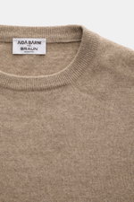 Close-up front view of Aida Barni Cashmere crew neck jumper beige melange showing crew neckline, fine knit pattern, and ribbed cuffs.

Description: <p>Luxury-class essential: The Italian label AIDA BARNI processes premium cashmere in this timeless crewnec