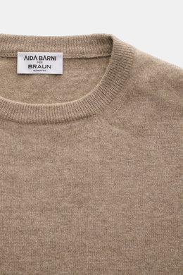 Close-up front view of Aida Barni Cashmere crew neck jumper beige melange showing crew neckline, fine knit pattern, and ribbed cuffs.

Description: <p>Luxury-class essential: The Italian label AIDA BARNI processes premium cashmere in this timeless crewnec