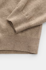 Close-up top-down view of Aida Barni Cashmere crew neck jumper beige melange showing fine knit pattern, ribbed cuffs, and regular fit.

Description: <p>Luxury-class essential: The Italian label AIDA BARNI processes premium cashmere in this timeless crewne