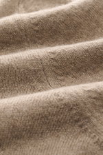 Close-up front view of Aida Barni Cashmere crew neck jumper beige melange showing fine knit pattern and soft texture.  

<p>Luxury-class essential: The Italian label AIDA BARNI processes premium cashmere in this timeless crewneck sweater with a regular fi