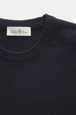 Della Ciana Rundhalspullover navy, Nahaufnahme von oben, Mix aus Wolle und Cashmere, weicher Griff, feines Strickbild, Regular Fit, Rippbündchen.