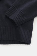 Nahaufnahme des Della Ciana Rundhalspullover navy von oben, zeigt Rippbündchen, feines Strickbild, Regular Fit, weichen Griff, Mix aus Wolle und Cashmere.