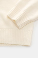 Nahaufnahme des Della Ciana Rundhalspullover creme aus seitlicher Perspektive, feines Strickbild, Mix aus Wolle und Cashmere, weicher Griff, Regular Fit, komfortable Rippbündchen.