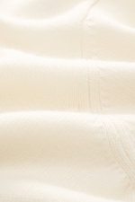 Nahaufnahme des Della Ciana Rundhalspullover creme aus feinem Strickbild, weichem Griff, Mix aus Wolle und Cashmere, Regular Fit und Rippbündchen.
