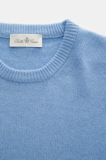 Nahaufnahme des Della Ciana Rundhalspullover hellblau von oben fotografiert, Mix aus Wolle und Cashmere, weicher Griff, feines Strickbild, Regular Fit, komfortable Rippbündchen.