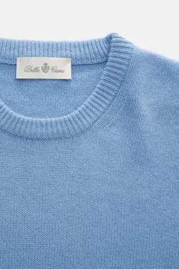 Nahaufnahme des Della Ciana Rundhalspullover hellblau von oben fotografiert, Mix aus Wolle und Cashmere, weicher Griff, feines Strickbild, Regular Fit, komfortable Rippbündchen.