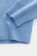 Nahaufnahme des Della Ciana Rundhalspullover hellblau von oben, zeigt feines Strickbild, weichen Griff, Regular Fit, Mix aus Wolle und Cashmere, komfortable Rippbündchen.