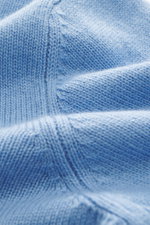 Nahaufnahme des Della Ciana Rundhalspullover hellblau aus feinem Strickbild, weichem Griff, Regular Fit, mit Rippbündchen, Mix aus Wolle und Cashmere.
