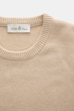 Della Ciana Rundhalspullover beige, Nahaufnahme von oben, Mix aus Wolle und Cashmere, weicher Griff, feines Strickbild, Regular Fit, komfortable Rippbündchen.