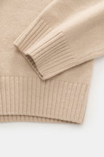 Della Ciana Rundhalspullover beige, Nahaufnahme von Ärmel und Bund, Mix aus Wolle und Cashmere, weicher Griff, feines Strickbild, Regular Fit, komfortable Rippbündchen.