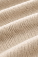 Nahaufnahme des feinen Strickbildes und weichen Griffs des Della Ciana Rundhalspullover beige, Mix aus Wolle und Cashmere, Regular Fit, komfortable Rippbündchen.