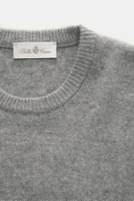 Nahaufnahme des Della Ciana Rundhalspullover grau meliert von oben fotografiert, Mix aus Wolle und Cashmere, weicher Griff, feines Strickbild, Regular Fit, komfortable Rippbündchen.
