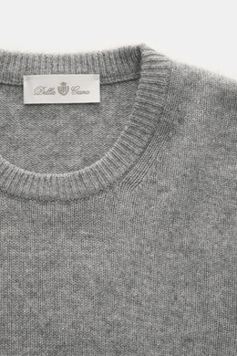 Nahaufnahme des Della Ciana Rundhalspullover grau meliert von oben fotografiert, Mix aus Wolle und Cashmere, weicher Griff, feines Strickbild, Regular Fit, komfortable Rippbündchen.