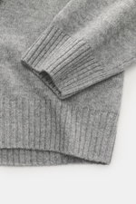 Nahaufnahme des Della Ciana Rundhalspullover grau meliert von oben fotografiert, zeigt feines Strickbild, weichen Griff, komfortable Rippbündchen, Regular Fit, Mix aus Wolle und Cashmere.