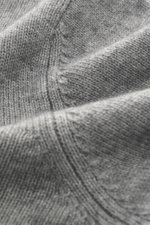 Nahaufnahme des graumelierten Della Ciana Rundhalspullovers, Fokus auf feines Strickbild, weichen Griff, Regular Fit, Rippbündchen, Mix aus Wolle und Cashmere.