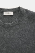 Della Ciana Rundhalspullover dunkelgrau meliert, Nahaufnahme von oben, feines Strickbild, weicher Griff, Mix aus Wolle und Cashmere, Regular Fit, komfortable Rippbündchen.