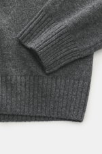 Nahaufnahme des Della Ciana Rundhalspullover dunkelgrau meliert von oben, Mix aus Wolle und Cashmere, weicher Griff, feines Strickbild, Regular Fit, komfortable Rippbündchen.