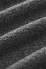 Nahaufnahme des Della Ciana Rundhalspullover dunkelgrau meliert, Fokus auf feines Strickbild, weicher Griff, Mix aus Wolle und Cashmere.