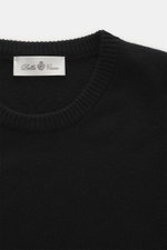 Della Ciana Rundhalspullover schwarz, Nahaufnahme von oben, Mix aus Wolle und Cashmere, weicher Griff, feines Strickbild, Regular Fit, komfortable Rippbündchen.