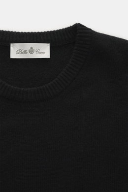 Della Ciana Rundhalspullover schwarz, Nahaufnahme von oben, Mix aus Wolle und Cashmere, weicher Griff, feines Strickbild, Regular Fit, komfortable Rippbündchen.