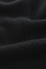 Nahaufnahme des Della Ciana Rundhalspullover schwarz aus Wolle und Cashmere, zeigt weichen Griff, feines Strickbild, Regular Fit und Rippbündchen.