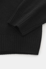Nahaufnahme des Della Ciana Rundhalspullover schwarz von oben, zeigt feines Strickbild, weichen Griff, Mix aus Wolle und Cashmere, Regular Fit, komfortable Rippbündchen.