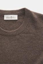 Nahaufnahme des Della Ciana Rundhalspullover graubraun von oben, Mix aus Wolle und Cashmere, weicher Griff, feines Strickbild, Regular Fit, komfortable Rippbündchen.