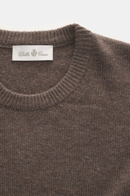Nahaufnahme des Della Ciana Rundhalspullover graubraun von oben, Mix aus Wolle und Cashmere, weicher Griff, feines Strickbild, Regular Fit, komfortable Rippbündchen.