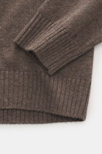 Nahaufnahme des Della Ciana Rundhalspullover graubraun von oben, Mix aus Wolle und Cashmere, weicher Griff, feines Strickbild, Regular Fit, komfortable Rippbündchen.