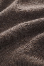 Nahaufnahme des feinen Strickbildes vom Della Ciana Rundhalspullover graubraun, Mix aus Wolle und Cashmere, weicher Griff, Regular Fit, komfortable Rippbündchen.