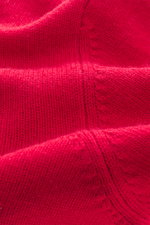 Nahaufnahme des roten Della Ciana Rundhalspullovers aus Wolle und Cashmere, weicher Griff, feines Strickbild, Regular Fit, komfortable Rippbündchen.