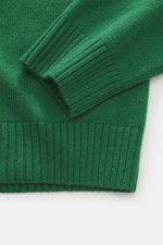 Nahaufnahme des Della Ciana Rundhalspullover grün von oben, zeigt weichen Griff, feines Strickbild, komfortable Rippbündchen, Regular Fit, Mix aus Wolle und Cashmere.