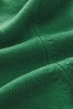 Nahaufnahme des feinen Strickbilds vom Della Ciana Rundhalspullover grün, Mix aus Wolle und Cashmere, weicher Griff, Regular Fit, komfortable Rippbündchen.