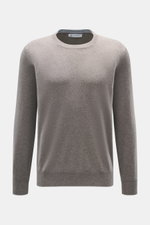 Brunello Cucinelli Cashmere Rundhalspullover graubraun meliert, feiner Strick, Regular Fit, flexible Rippbündchen, schmale Kontrastkanten, Frontansicht.