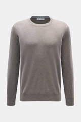 Brunello Cucinelli Cashmere Rundhalspullover graubraun meliert, feiner Strick, Regular Fit, flexible Rippbündchen, schmale Kontrastkanten, Frontansicht.
